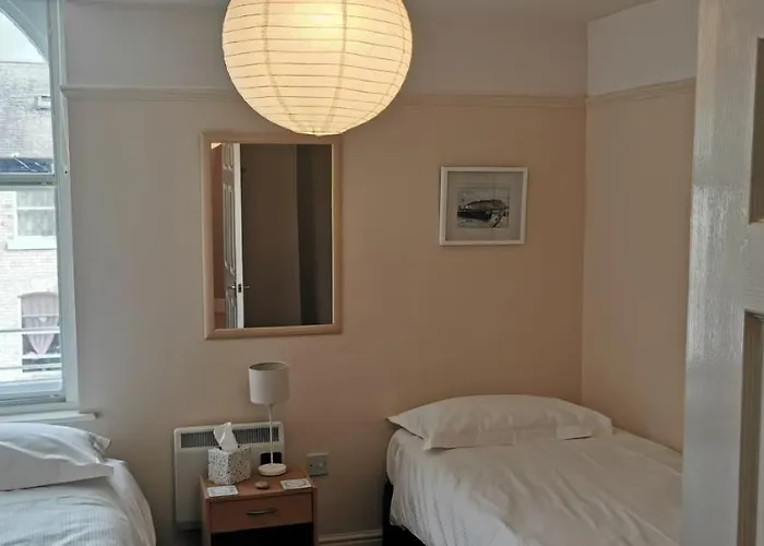 Flat 12 Sebastian Court - 2 Beds With A Four Poster